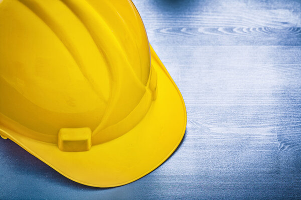 Желтый строительный шлем
