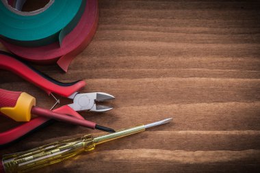 yalıtım bantları ve elektrik test cihazı