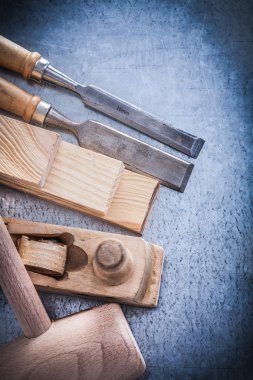 Tahta planya çekiç tuğla