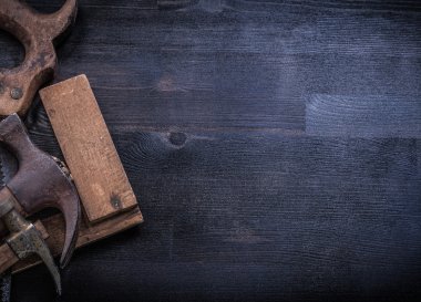 paslı çekiç ve el testeresi