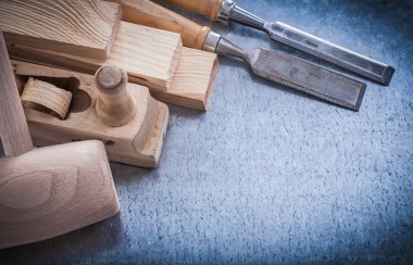 tahta planya çekiç tuğla
