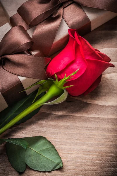 Vörös rózsa és díszdobozok — Stock Fotó