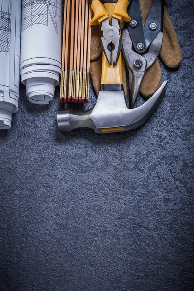 Protective glove and claw hammer — Stock Photo, Image