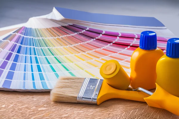 Tavolozza colori pennello e paintroller — Foto Stock