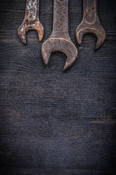 Grunge kanca yuvalı eğri somun anahtarları — Stok fotoğraf