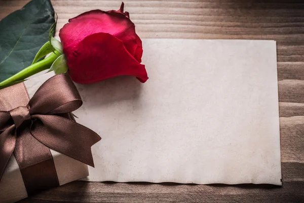 Rosa, presente caixa e papel — Fotografia de Stock