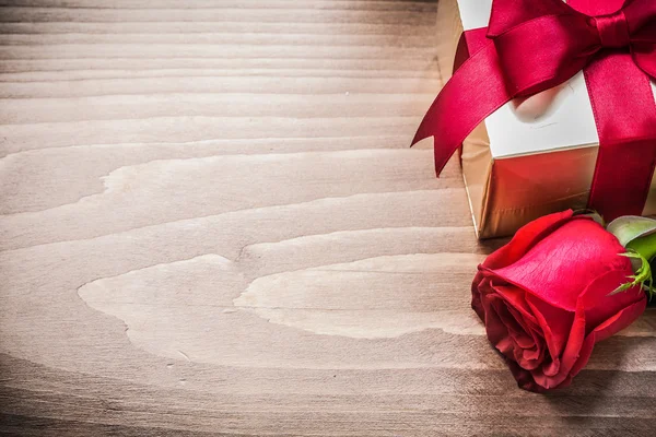 Подарункова коробка з розширеною трояндою — стокове фото