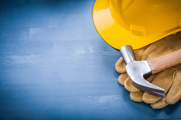 Claw hammer and protective gloves — Stock Photo, Image