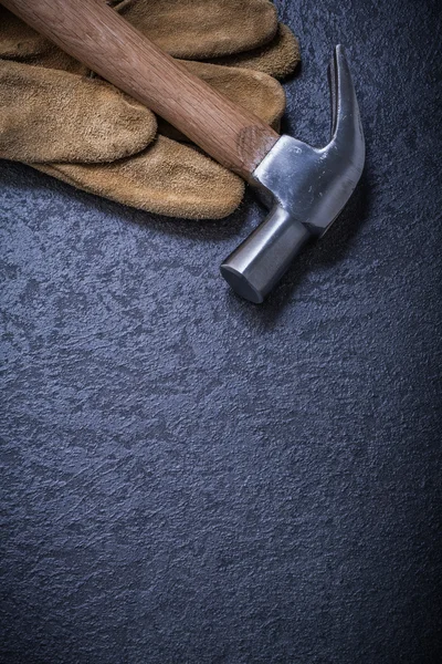 Beschermende handschoenen en claw hammer — Stockfoto