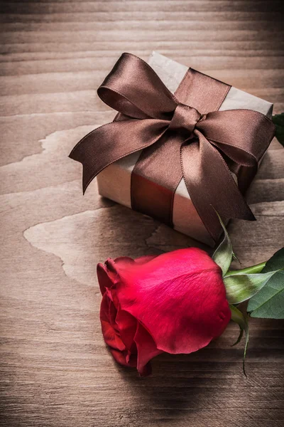Caixa de presente e rosa perfumada — Fotografia de Stock