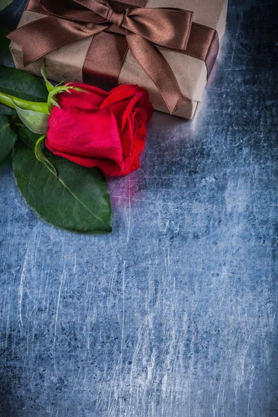 Bővült a rózsa és a becsomagolt díszdobozban — Stock Fotó