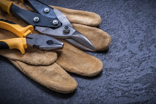 Sharp tin snips and safety glove — Stock Photo, Image