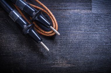 Antika ahşap tahta üzerinde elektrik test cihazı