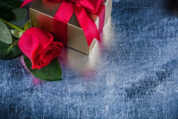 빨간 장미와 포장 선물 상자 — 스톡 사진