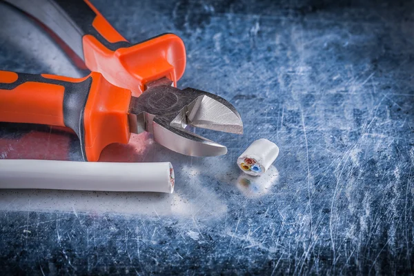 Cutting pliers and electrical cable