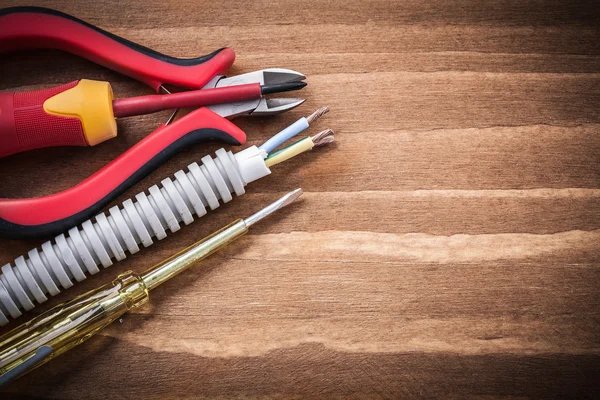 Snijden Tang en geïsoleerde turnscrew — Stockfoto