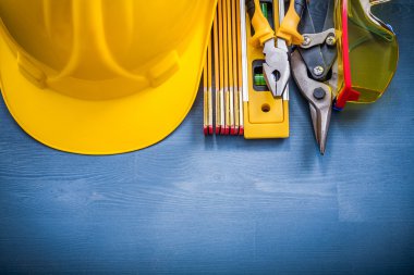 Koruyucu iş giysisi ve pense