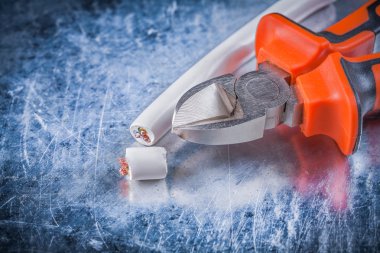 Keskin kerpeten ve elektrik kablo