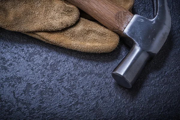 Veiligheid handschoen en claw hammer — Stockfoto