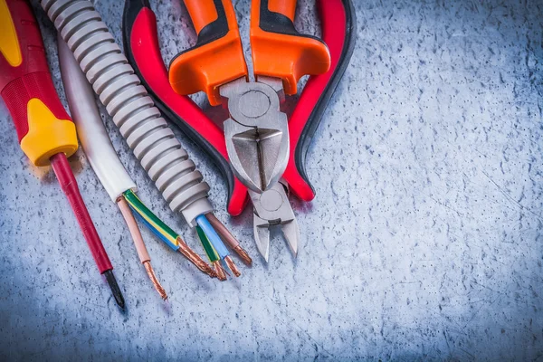 Kniptangen en geïsoleerde schroevendraaier — Stockfoto