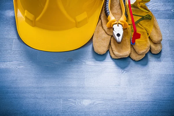 Pliers hard hat and goggles — Stock Photo, Image