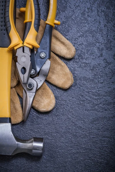 Alicate cortador de aço e luva de couro — Fotografia de Stock