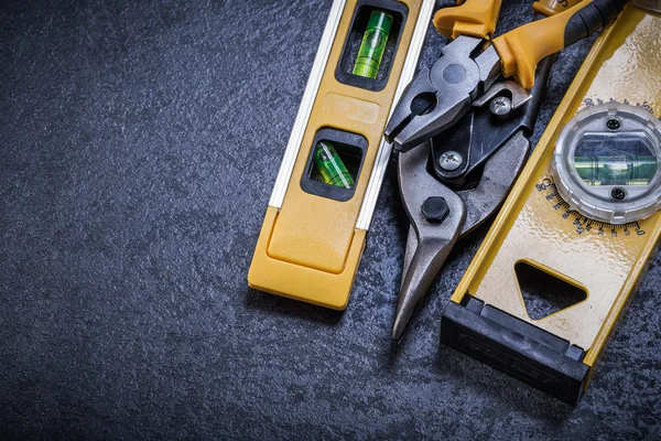 Tin snips pliers and construction level — Stock Photo, Image