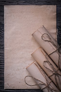 Vintage ortaçağ kağıtları haddelenmiş