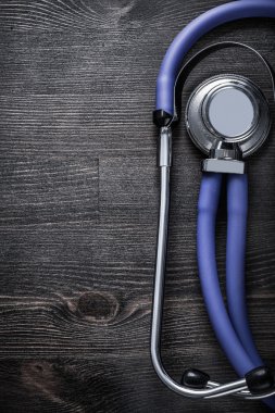 Ahşap üzerine yeni stetoskop