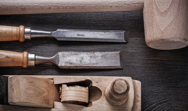 Ahşap tahta üzerinde araçları