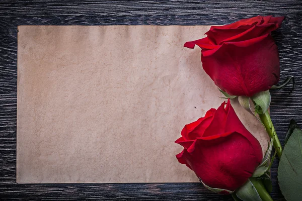 Sauberes Papier und zwei Rosen — Stockfoto