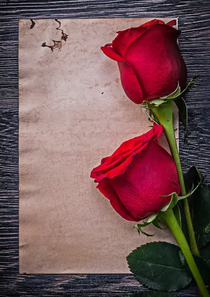 Sauberes Papier und zwei Rosen — Stockfoto