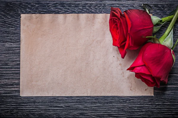 Καθαρό χαρτί και δύο τριαντάφυλλα — Φωτογραφία Αρχείου