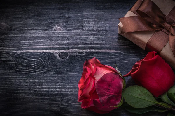 Запакований подарунок з трояндами — стокове фото