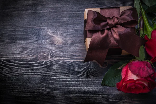 Packed present with roses — Stock Photo, Image