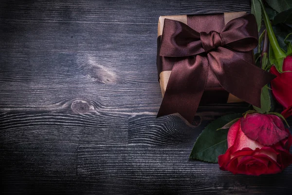 Embalado regalo con rosas — Foto de Stock