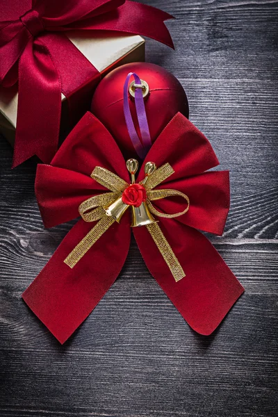 Bauble, bow, gift box — Stock Photo, Image