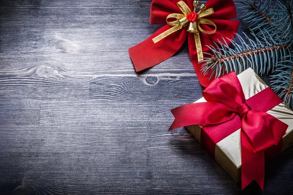 Arco rojo, rama de pino, caja de regalo — Foto de Stock