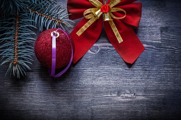Red bow, ball, fir branch — Stock Photo, Image