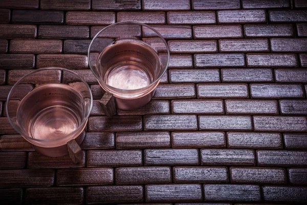 Tazze da tè su stuoia di legno — Foto Stock