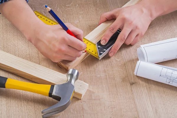 Tischlerhände zeichnen — Stockfoto