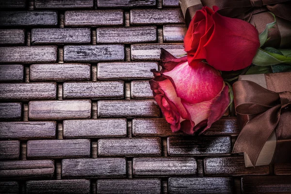 Упакованный подарок с розами — стоковое фото