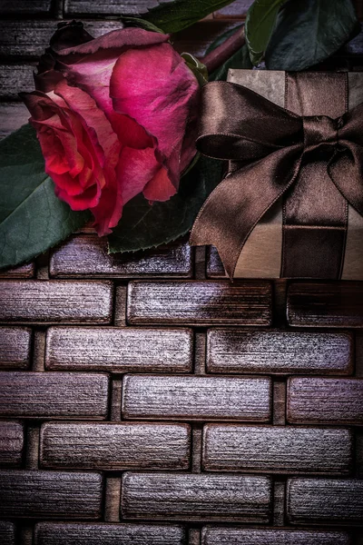 Красный розовый и подарочная коробка — стоковое фото