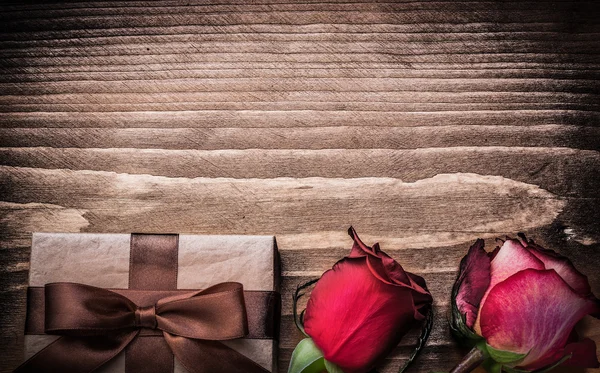 Свежие красные розы и коробка подарков — стоковое фото