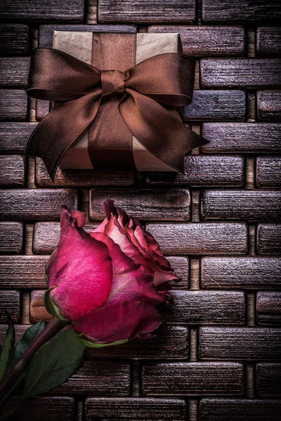 Kırmızı gül ve hediye kutusu — Stok fotoğraf
