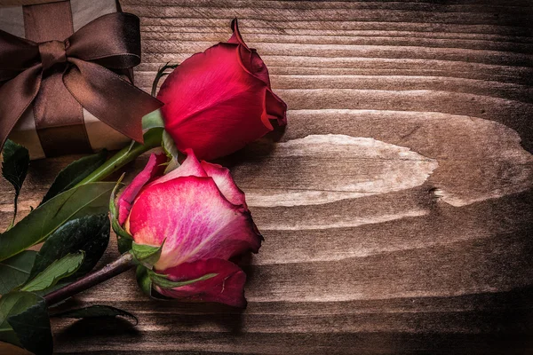Taze kırmızı güller ve hediye kutusu — Stok fotoğraf