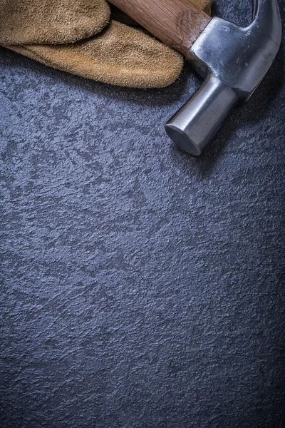 Guante protector y martillo de garra — Foto de Stock