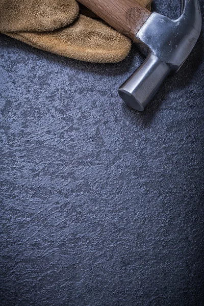 Protective glove and claw hammer — Stock Photo, Image