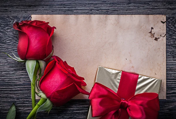 Papier, twee rozen en geschenkdoos — Stockfoto