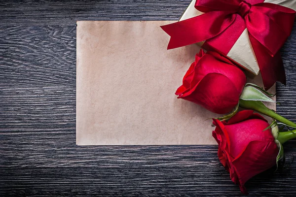 Papier, twee rozen en geschenkdoos — Stockfoto